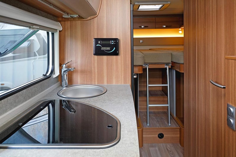 Renogy وحدة تحكم الطاقة الشمسية Adventurer-Li 30A - تصميم مدمج لجدران RV/المخيمات، شاحن PWM تلقائي 12V/24V، شاشة LCD، متوافق مع بطاريات الليثيوم وAGM/جل - Image 2